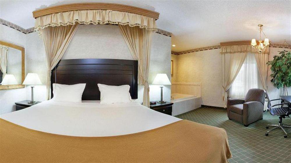 Holiday Inn Express & Suites Chicago-Libertyville By Ihg Exterior foto